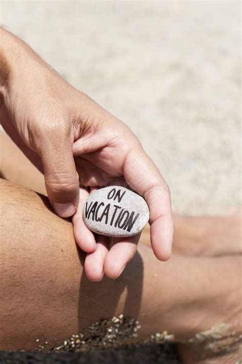 Hombre En La Playa Y El Texto El Vacaciones Foto De Archivo Imagen De