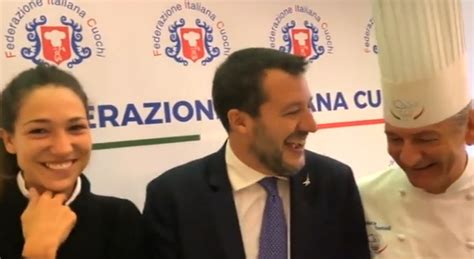 Salvini A Cena Con La Fidanzata Conquistato Con Una Carbonara