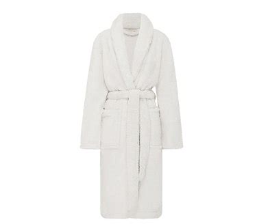 The Best Barefoot Dreams Robe Dupes Hunker