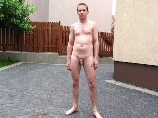 在院子里为邻居闪烁 Pornhub Gay