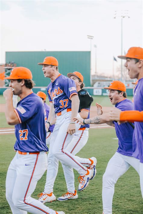 No 3 Clemson Scores Eight In The Ninth To Defeat No 7 Seminoles 9 8 In Game 2 Of Doubleheader