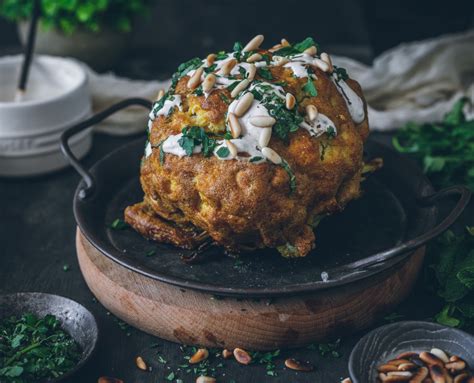 Coliflor Asada Al Horno Con Mahonesa De Especias Y Salsa De Yogur Y Piñones