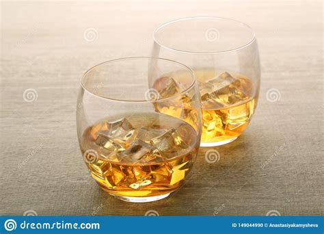 Deux Verres Avec Le Whiskey Avec Des Gla Ons Photo Stock Image Du