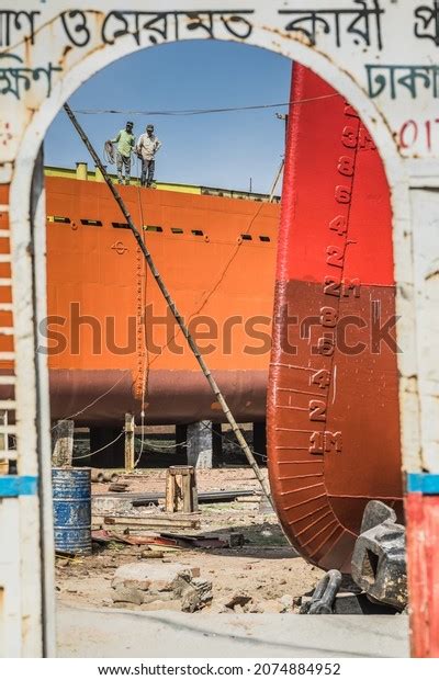 Dhaka Bangladesh November 14 2021 Workers Stock Photo 2074884952