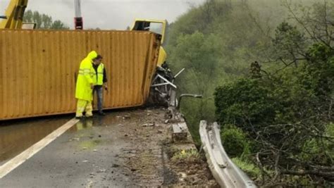 Accident teribil în Italia Un șofer român de TIR a murit