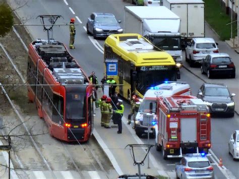 Potrącenie na al Korfantego Pieszy wszedł pod autobus i w ciężkim