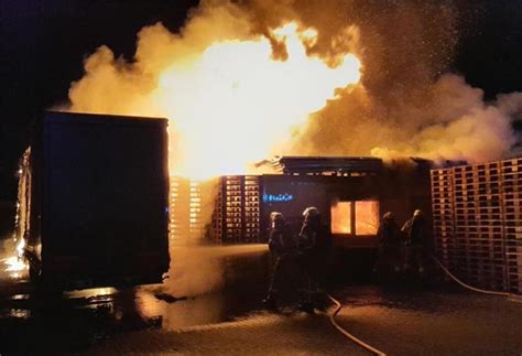 In Der Nacht Brennen Im Fischereihafen Ein Lkw Paletten Und Container