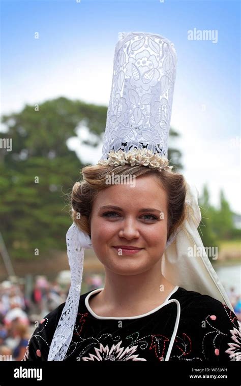 La France Finistère Pont l Abbe festival broderie coiffure et