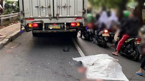 Kecelakaan Maut Tadi Pukul 08 30 Wib Pemotor Terlindas Truk Tewas