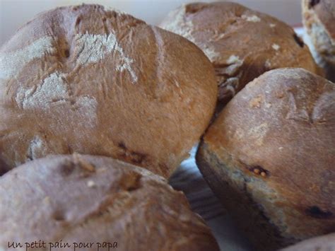 Petits pains à la farine de châtaigne et aux dés de figues sèches Une