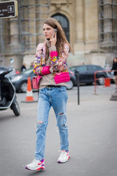 This Is How To Wear Running Shoes With Jeans Model Off Duty Street