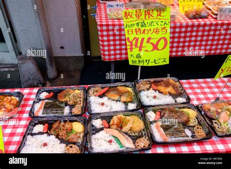 A street stall selling Japanese bento boxes (takeawaay lunch boxes) in ...