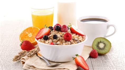 Los alimentos que debe incluir un desayuno completo