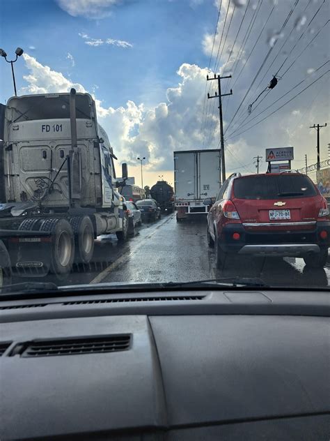 Por Falta De Servicio De Agua Vecinos De El Salto Bloquean Carretera