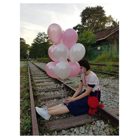 フェリシア・チェンさんのインスタグラム写真 フェリシア・チェンinstagram 「my Little Red Sling Bag Is From Our Barehands And