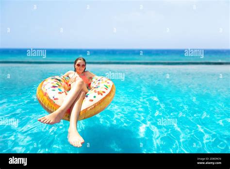 Fille Adolescente En Maillot De Bain Banque De Photographies Et D