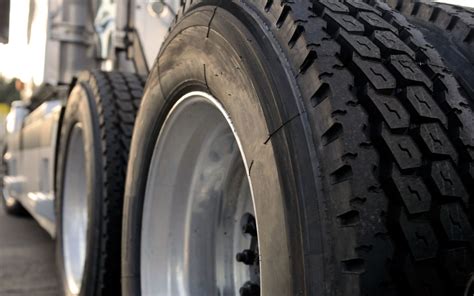 What You Need to Know About Semi Trailer Tires | Prime Trailer Leasing