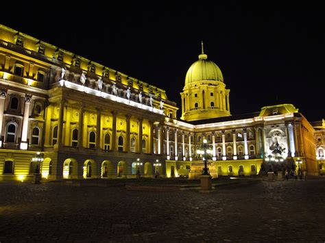 Premium Photo | The royal palace in budapest at night