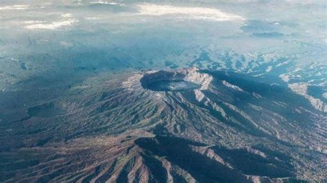 Gunung Raung Keluarkan Asap Setinggi 400 Meter Wisatawan Diimbau