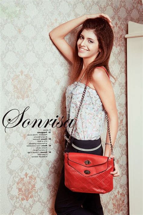 Bắt bài thói quen pose ảnh của các hot girl Việt