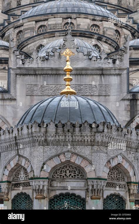 La Nueva Mezquita O Mezquita De La Valide Sultan Es Una Mezquita