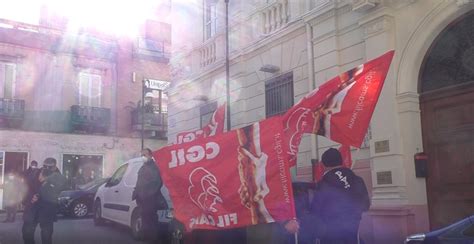 Reggio Sit In Filcams Cgil Davanti All Asp Per Ritardo Stipendi Per