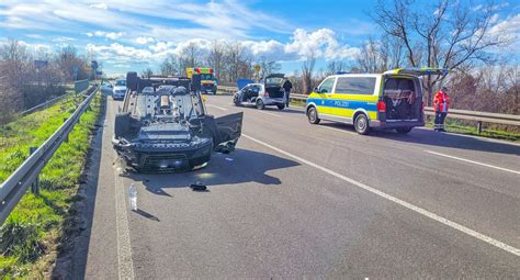 Auto Landet Nach Zusammensto Auf Dach Zwei Verletzte Bei Unfall Auf