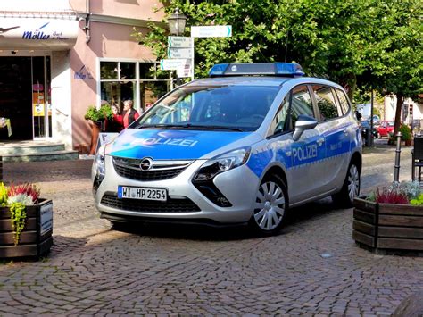 Dienstfahrzeug der hessischen Polizei steht am Hünfelder Rathaus