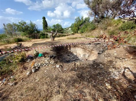 Messina Brucia Rifiuti In Un Terreno Di Gesso E Aggredisce Un