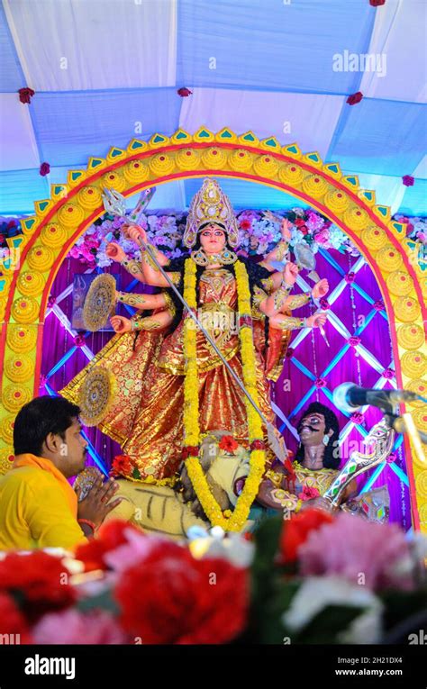 Durga Puja Pandal Hi Res Stock Photography And Images Alamy