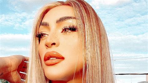 Pabllo Vittar surge de calcinha fio dental e exibe pernões torneados