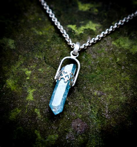 Ruwe Aqua Aura Kwartspunt In Een Zilveren Zetting Scarabee Sieraden