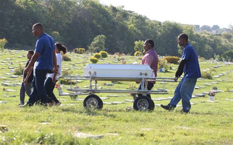 Fam Lia V Tima De Grave Acidente De Carro Em Guapimirim Sepultada