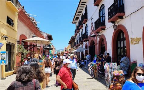 Turistas Y Ciudadanos Locales Abarrotan Las Calles De San Crist Bal