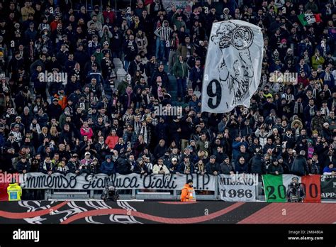 Fans Des FC Juventus Zeigen Ein Banner Zum Gedenken An Gianluca Vialli