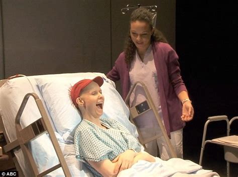 Atriz de Sex and the City fica careca por personagem na Broadway veja fotos Vírgula