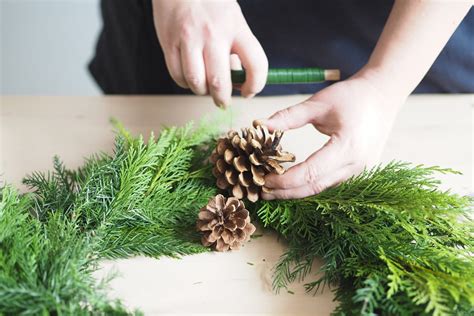 5 DIY Pinecone Wreaths to Suit Any Style, from Boho to Glam | Apartment ...