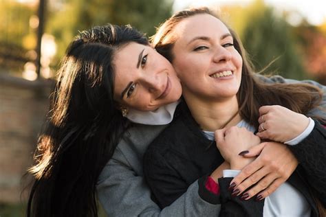 Dos Chicas Morenas Cauc Sicas Se Abrazan En El Soleado Parque De Oto O