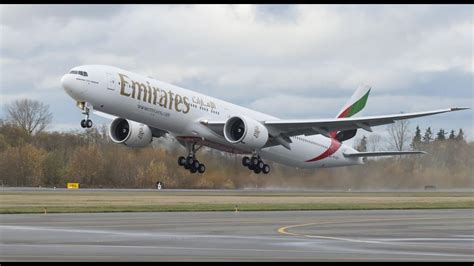 Dangerous Airport Emergency Landing Emirates Boeing Youtube