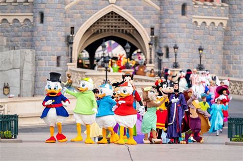 PHOTOS, VIDEO: 100 Disney Characters Dance to 'Remember the Magic' at ...