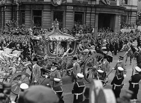 The King and Queen Consort's coronation carriages and procession route ...