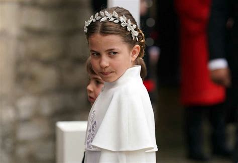 Les Couronnes Florales En Argent Assorties De La Princesse Charlotte Et