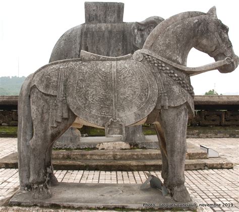 Hué le mausolée abritant le tombeau de lavant dernier empereur du