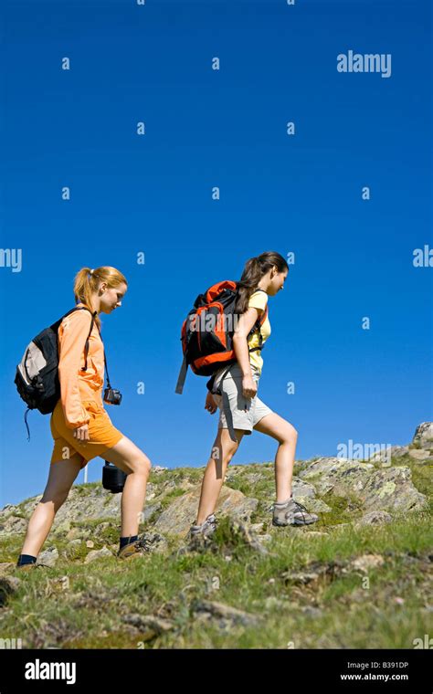 Zwei Junge Frauen Beim Wandern In Den Bergen Two Women Walking In The