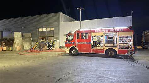 Brand In Augsburg Oberhausen Feuerwehr L Scht In Lagerhalle