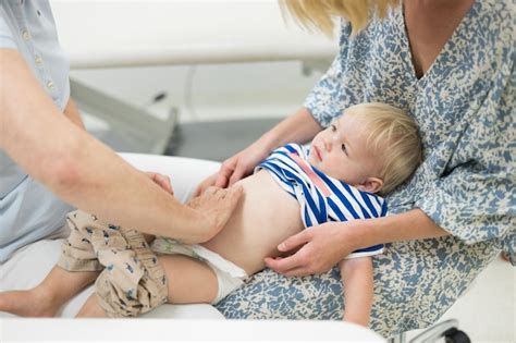 Bebé niño niño siendo examinado por su médico pediatra durante un