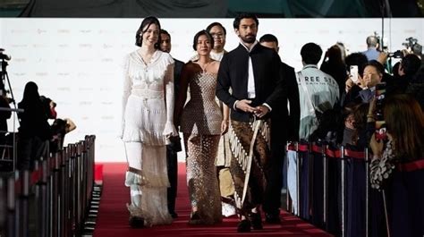 Gaya Artis Di Busan International Film Festival Outfit Reza