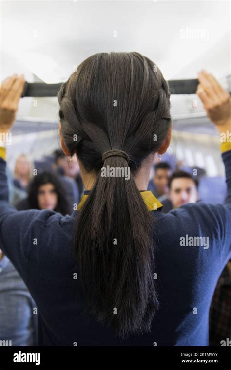 Asistente De Vuelo Que Demuestra La Seguridad Del Cinturón De Seguridad En El Avión Fotografía