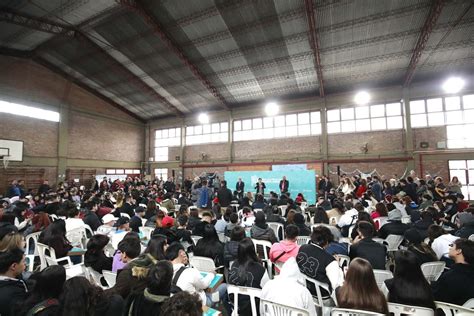 Kicillof entregó computadoras a estudiantes de San Isidro Zona Norte