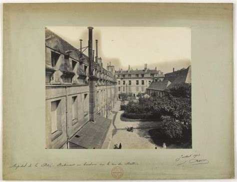 Vue Des Bâtiments De Lhôpital De La Pitié Salpêtrière En Bordure De La